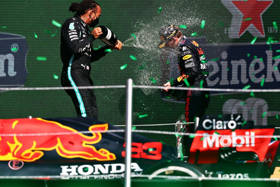 Hamilton e Verstappen no pódio no México — Foto: Getty Images