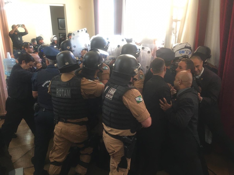 Servidores tentam passar por policiais militares para entrar na Câmara de Vereadores de Curitiba — Foto: Amanda Menezes/ RPC Curitiba