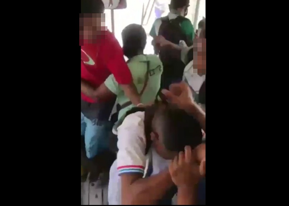 Adolescente de 15 anos sofre homofobia e é espancado por colegas em ônibus na Bahia — Foto: Arquivo Pessoal