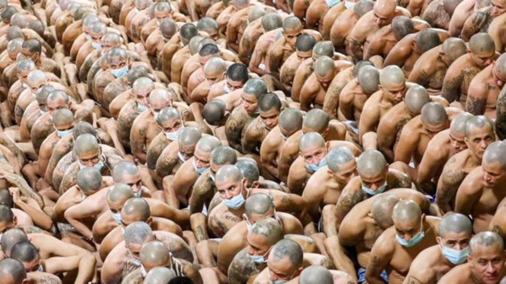 As Chocantes Imagens Divulgadas Pelo Governo De El Salvador Ao Anunciar Juncao De Presos De Gangues Rivais Em Meio A Pandemia Mundo G1