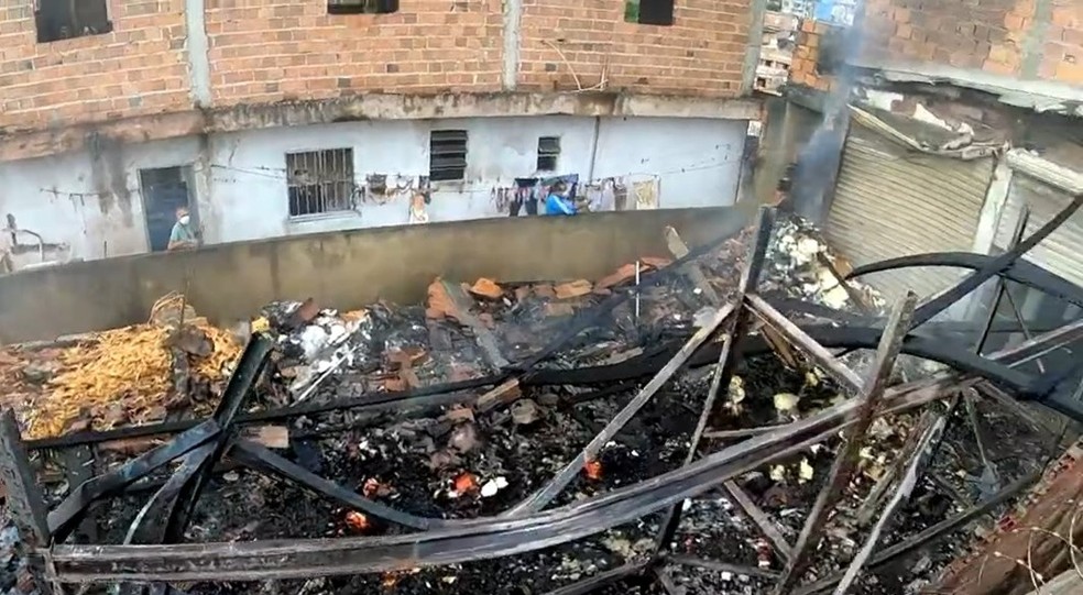Galpão pega fogo no bairro de Águas Claras, em Salvador — Foto: Reprodução/TV Bahia