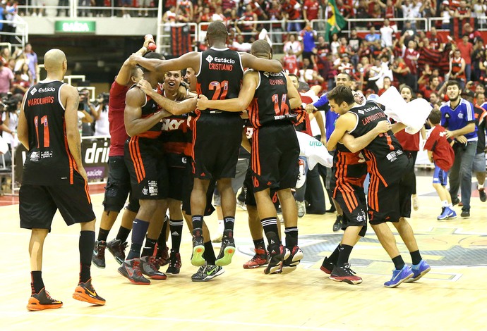 Embalado pela torcida, Flamengo bate o Paulistano e é tricampeão do NBB