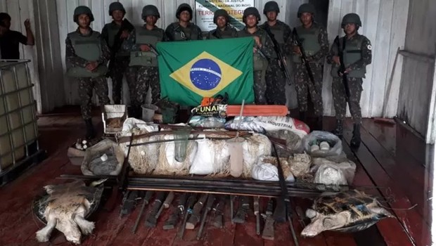 Carne de caça e armas apreendidas pelo Exército em operação em 2019 na Tríplice Fronteira, entre Brasil, Peru e Colômbia (Foto: EXÉRCITO via BBC)