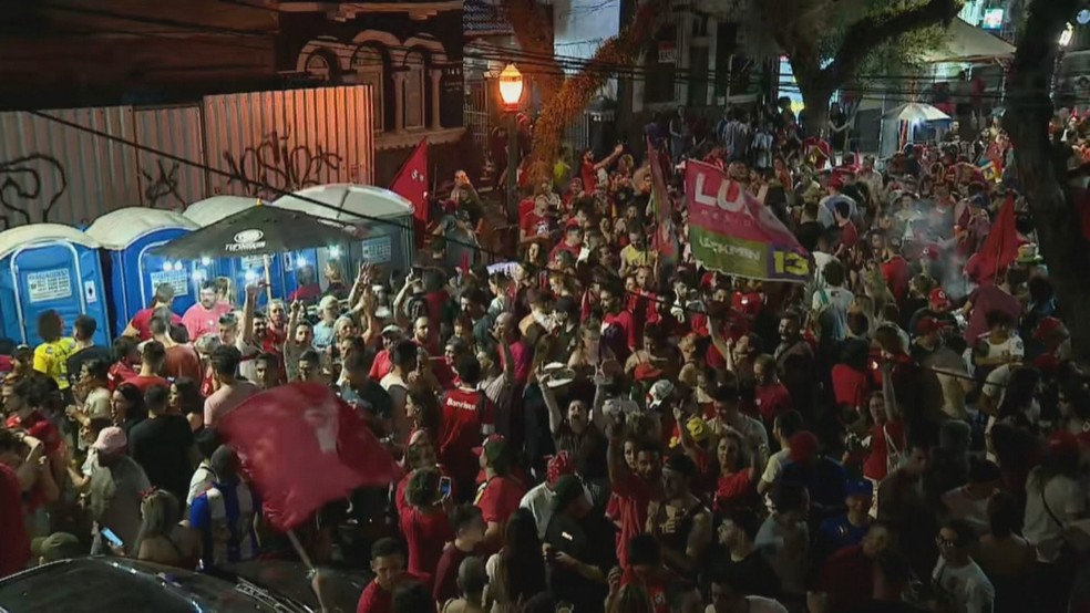 Eleitores comemoram a vitória de Lula em Porto Alegre — Foto: Reprodução/RBS TV