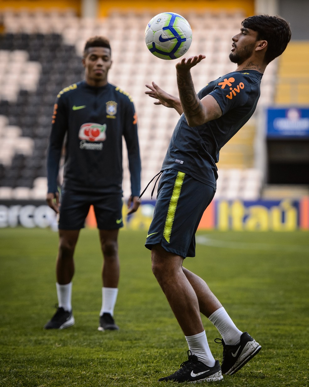 Paquetá domina bola observado por David Neres em treino da Seleção, no Porto — Foto: Pedro Martins/MoWA Press