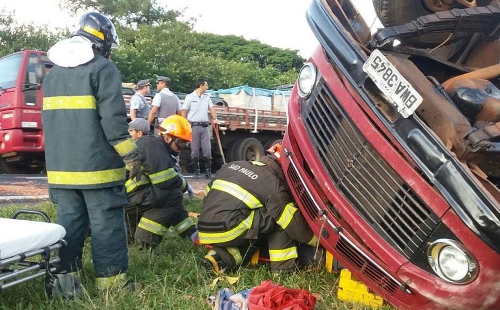 Caminhão com tijolos tomba na Rodovia Washington Luís em São Carlos (Foto: ACidadeON/SãoCarlos)
