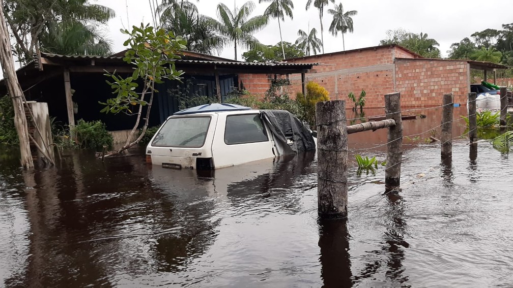 Nove famílias tiveram de deixar suas casas por causa de enchente em Presidente Figueiredo — Foto: Francisco Carioca/Rede Amazônica