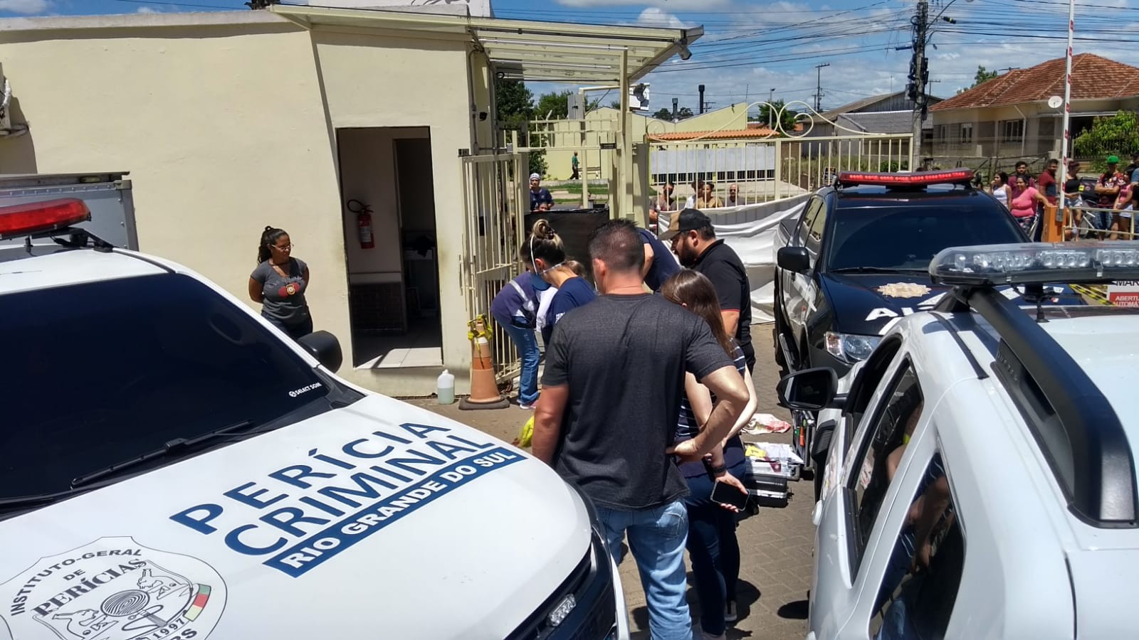 Suspeito de matar ex-companheira a tiros na portaria de condomínio em Canoas é preso por feminicídio