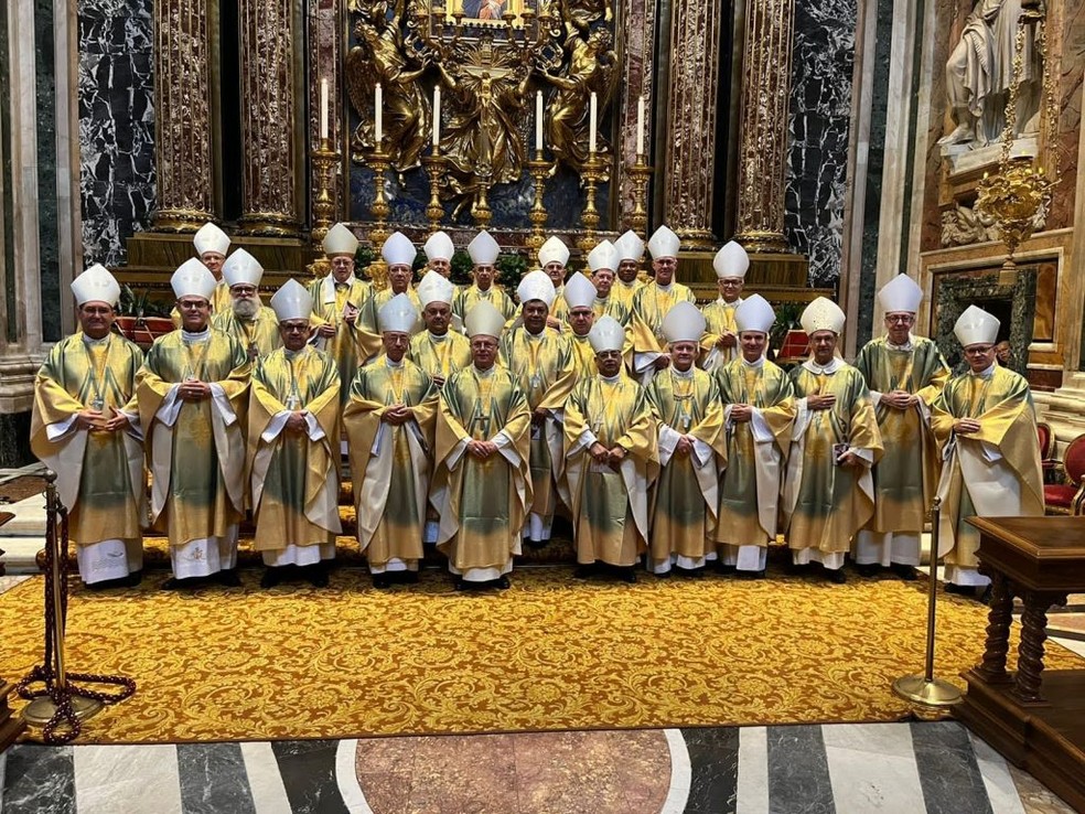 Dom Benedito (no centro) participa de evento que reúne bispos de todo o mundo com o Papa Francisco no Vaticano — Foto: Pe. Thiago Faccini