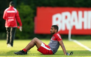 Alvaro Pereira aprova chegada de reforços e disputa por vaga no time