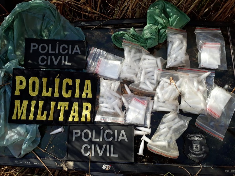 Drogas e armas foram apreendidas na operação (Foto: Polícia Civil de MT/Assessoria)