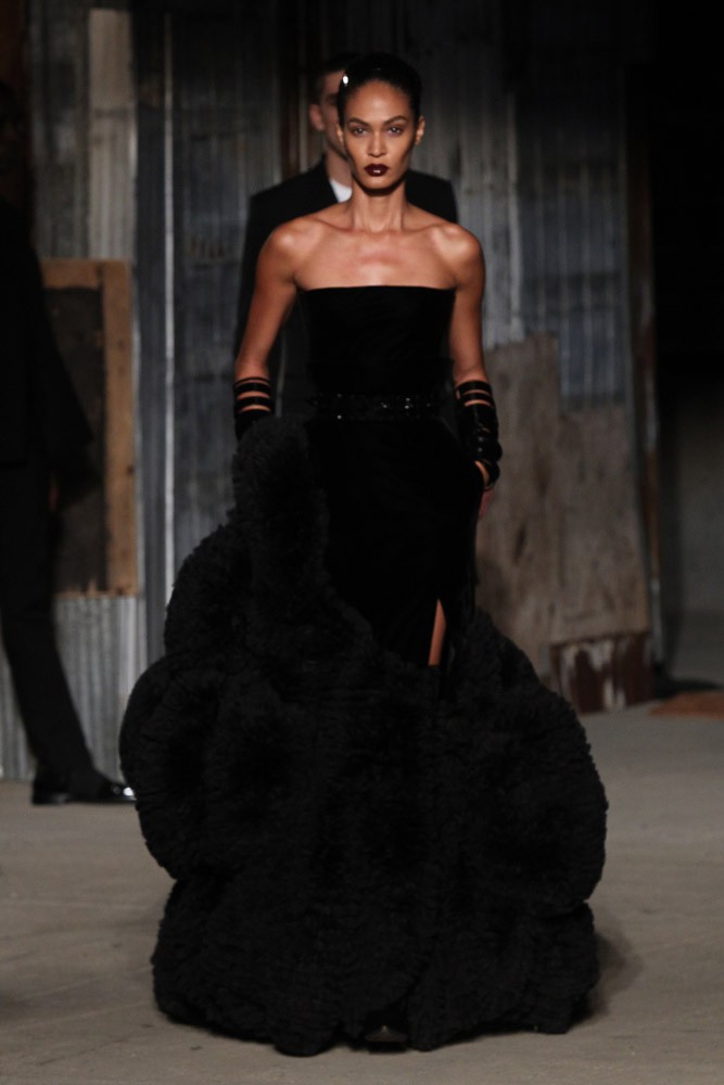 Joan Smalls na passarela da Givenchy (Foto: Antonio Barros)