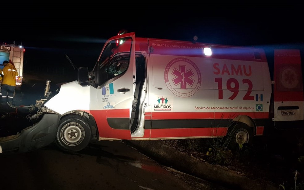 Acidente entre ambulÃ¢ncia e carreta fere 4 pessoas com gravidade na BR-060 â Foto: PRF/DivulgaÃ§Ã£o