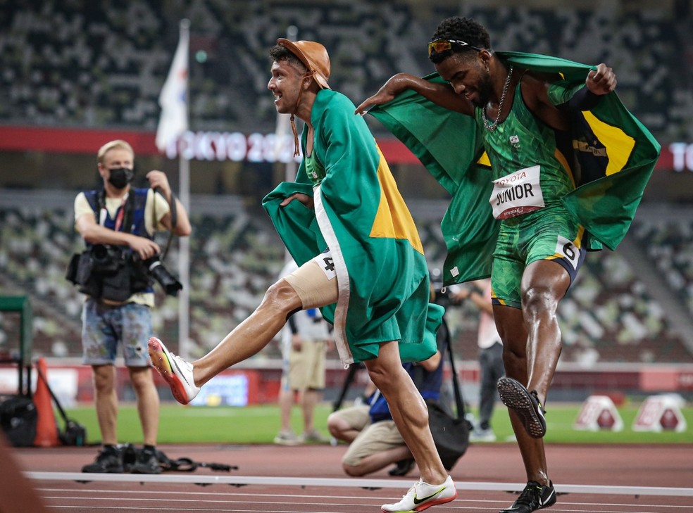 Petr&uacute;cio Ferreira e Washington J&uacute;nior dan&ccedil;am ap&oacute;s medalhas nos 100m &mdash; Foto: Wander Roberto /CPB @wander_imagem