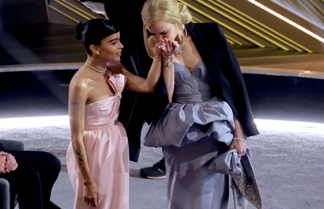 HOLLYWOOD, CALIFORNIA - MARCH 27: (L-R) Zoë Kravitz and Nicole Kidman attend the 94th Annual Academy Awards at Dolby Theatre on March 27, 2022 in Hollywood, California. (Photo by Neilson Barnard/Getty Images) (Foto: Getty Images)