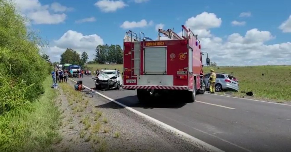 Bombeiros atendem ocorrência envolvendo veículos argentinos na BR-290 em Rosário do Sul — Foto: Kinder Ross/Rede Sulamérica
