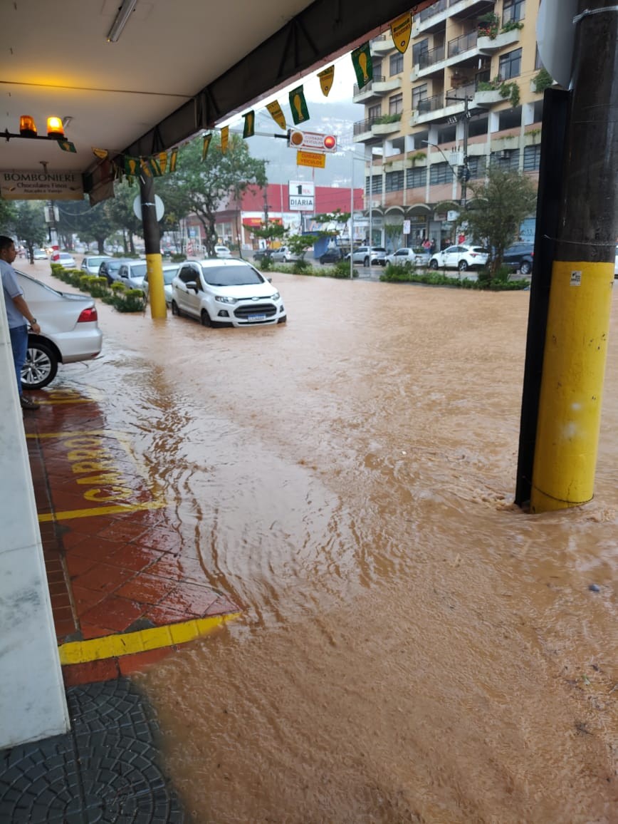 Chuva forte deixa ruas de Teresópolis alagadas