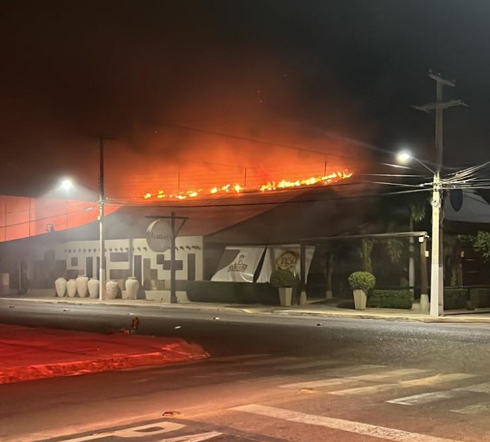 Chamas se concentraram na parte do teto do restaurante. — Foto: Cedida