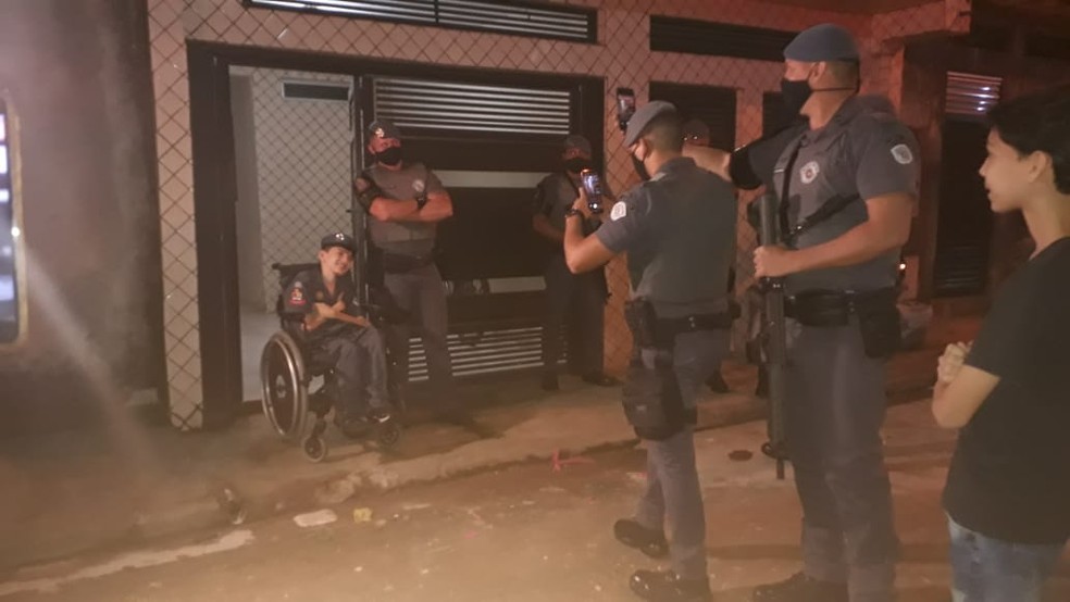 Matheus se emocionou ao encontrar os policiais e passear na viatura — Foto: Reprodução/ Arquivo pessoal