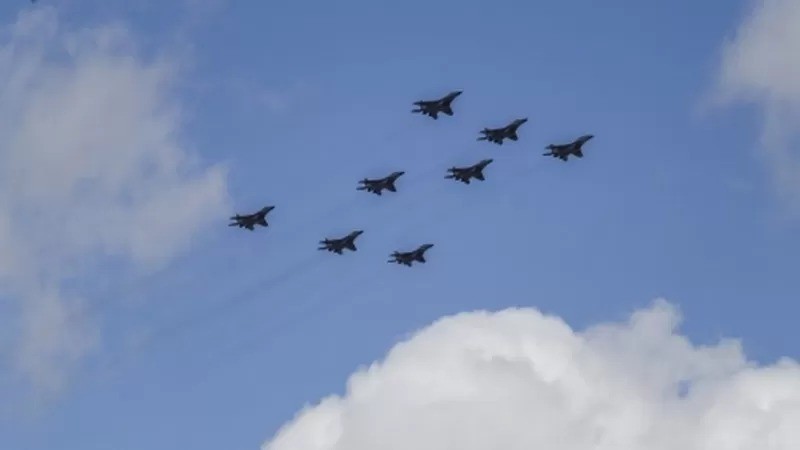 Aviões em formação de Z treinando sobre o Kremlin (Foto: EPA via BBC News Brasil)