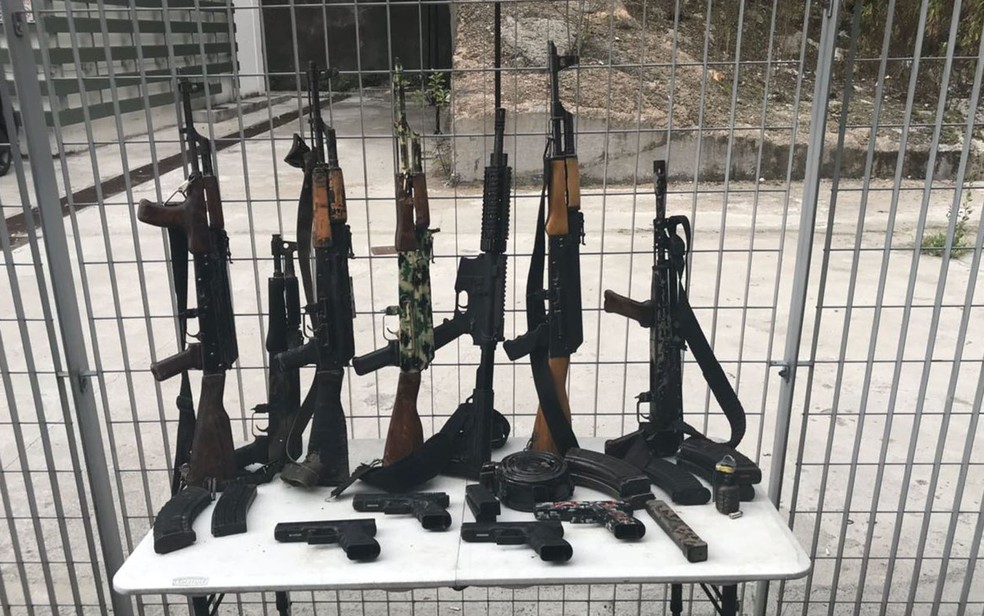 Armas apreendidas pela PM na Rocinha (Foto: Reprodução/Polícia Militar)