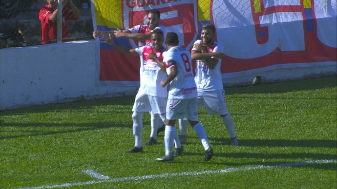 Jogadores do Guarani-MG comemora gol contra o América-MG (Foto: Reprodução/ Premiere)