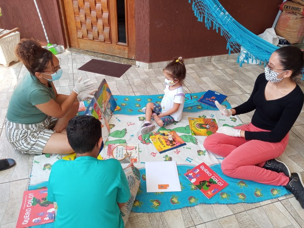 Preocupada com a baixa participação das crianças nas atividades remotas durante a quarentena, a professora de educação infantil Joselene Cabral Lacerda, de Suzano (SP), decidiu levar o cantinho de leitura pra calçada das casas de todas as famílias — Foto: Arquivo pessoal/Joselene Cabral Lacerda