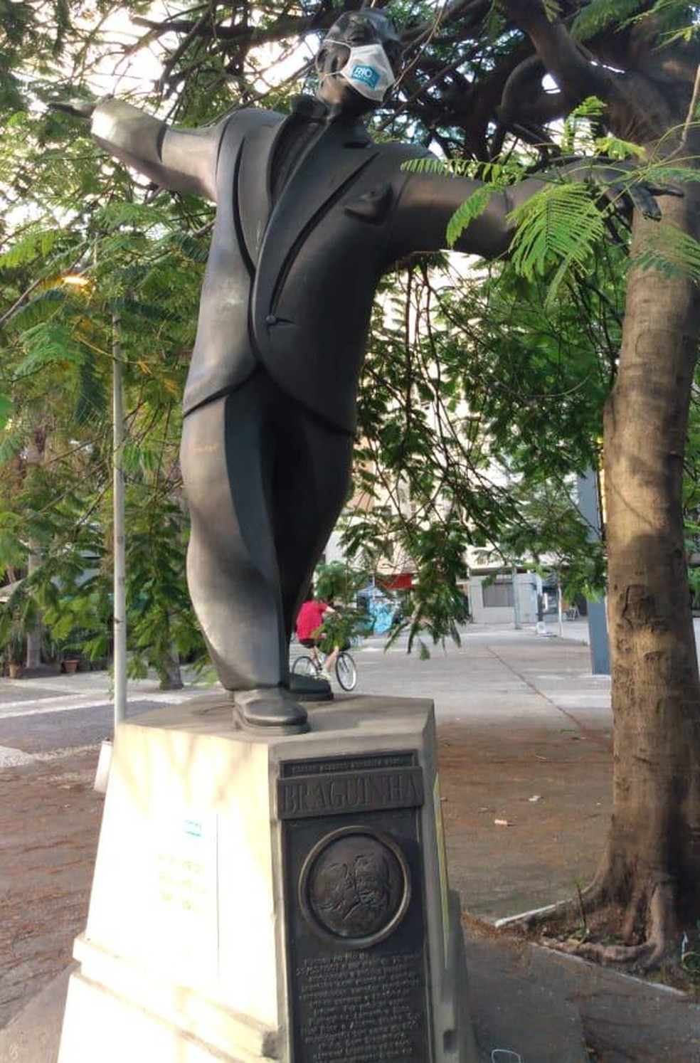 Estátua do compositor Braguinha, em Copacabana, usando máscara — Foto: Divulgação/ Prefeitura do Rio