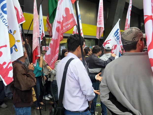 Sindicato dos Bancários realiza protesto em Santos (Foto: Bruno Gutierrez/G1)