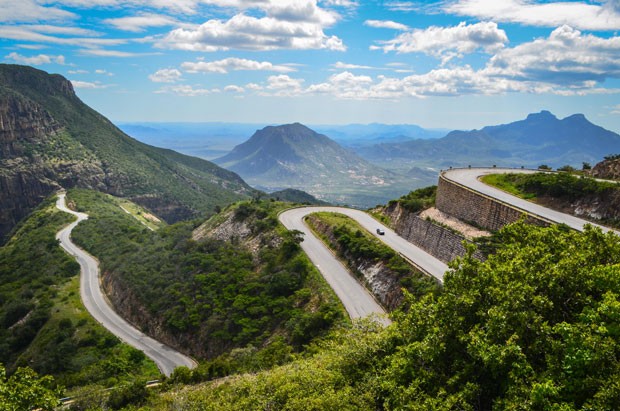 Estrada perigosa em zigue-zague é atração turística em Angola + ...