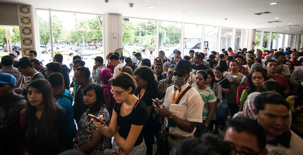 Passageiros lotam aeroporto internacional Ngurah Rai em Denpasar, em Bali (Foto: Juni Kriswanto / AFP Photo)