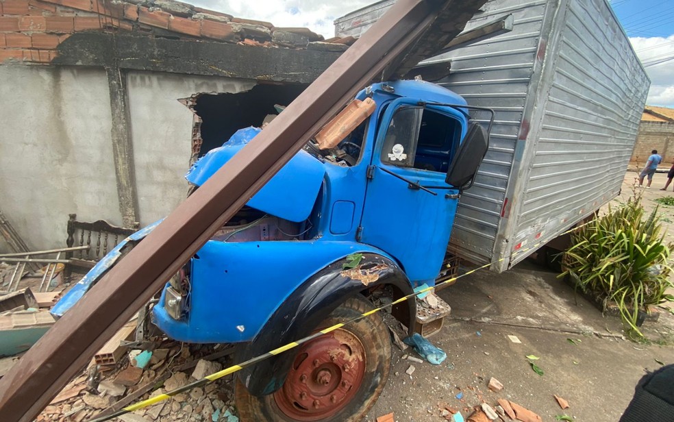 Caminhão desgovernado invade casas em Goiânia, Goiás — Foto: Divulgação/Corpo de Bombeiros