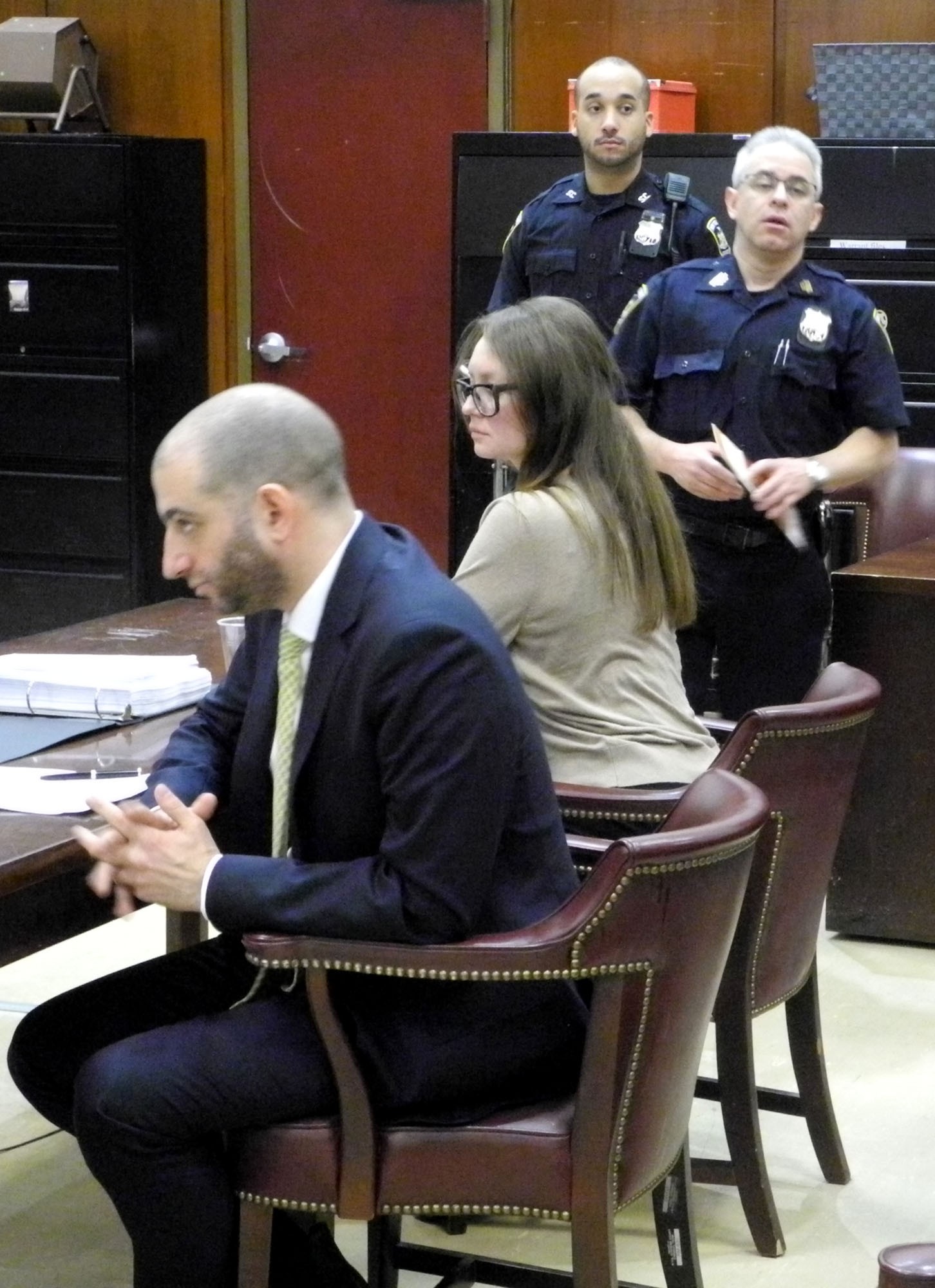 27 March 2019, US, New York: The German suspected impostor Anna Sorokin (M) sits next to her defender Todd Spodek in the courtroom of her trial. With a combination of lies, self-confidence, forged documents and excuses, she is said to have cheated acquain (Foto: picture alliance via Getty Image)
