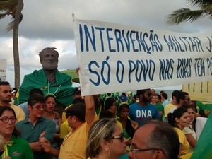 Manifestantes enrolam bandeira do Brasil no busto do almirante Tamandaré, em João Pessoa (PB), e dizem que ele está 'muito feliz' com a manifestação. Ato ocorre na orla marítima da cidade (Foto: Diogo Almeida/G1)