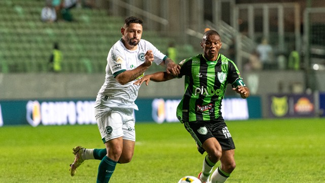 Elvis e Juninho disputam a bola