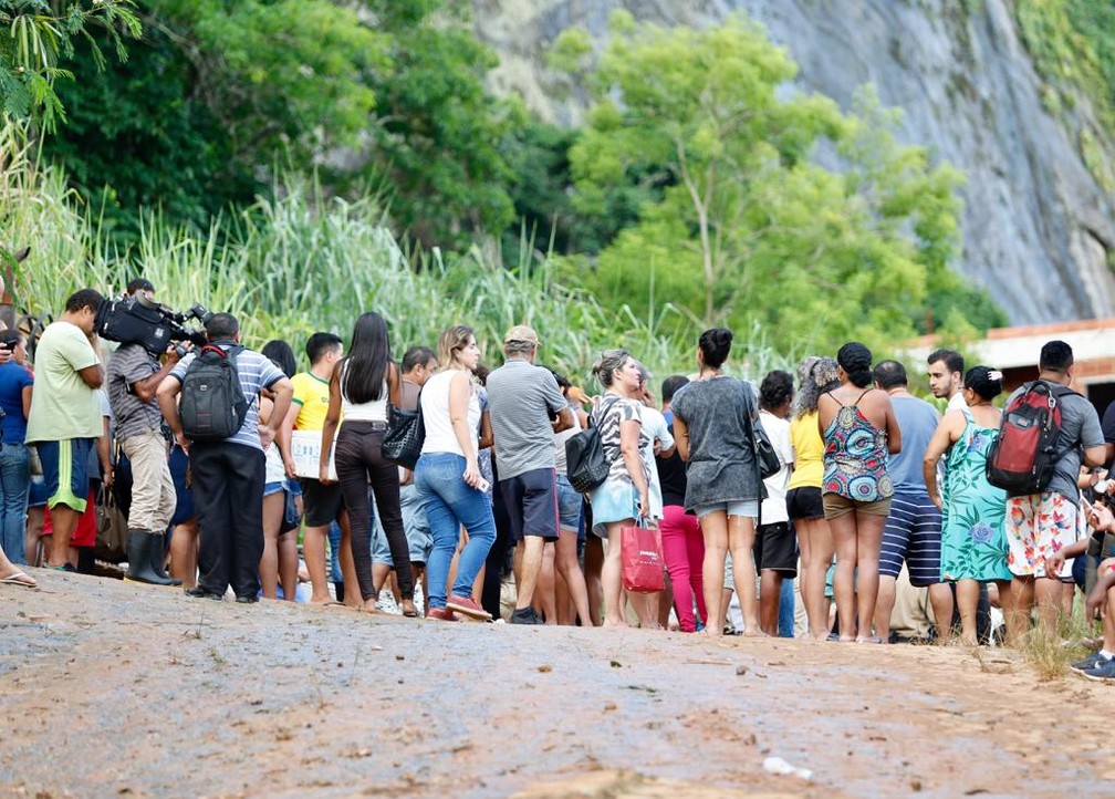 Moradores aguardando notícias no alto do morro — Foto: Marcos Serra Lima/G1