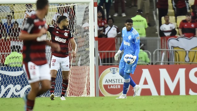 Hugo Souza ouviu vaias altas na única vez que tocou na bola depois da falha no gol do Sporting Cristal