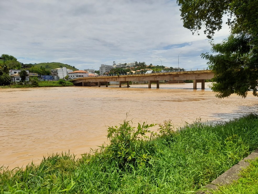 Rio Muriaé, em Itaperuna, segue sendo monitorado — Foto: Lilia Bustilho/g1