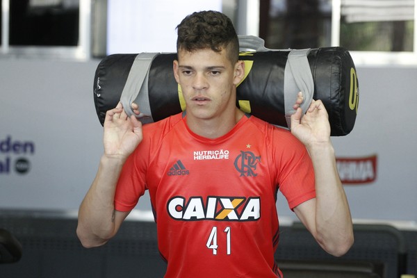 Atlético-GO acerta com volante Ronaldo, do Flamengo, até o fim da temporada