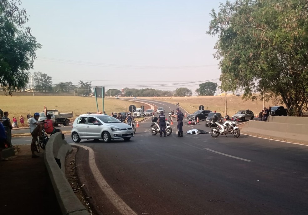Mulher morre em acidente entre moto e carreta em Jaú — Foto: Base Móvel Operacional de Apoio Civil/Divulgação
