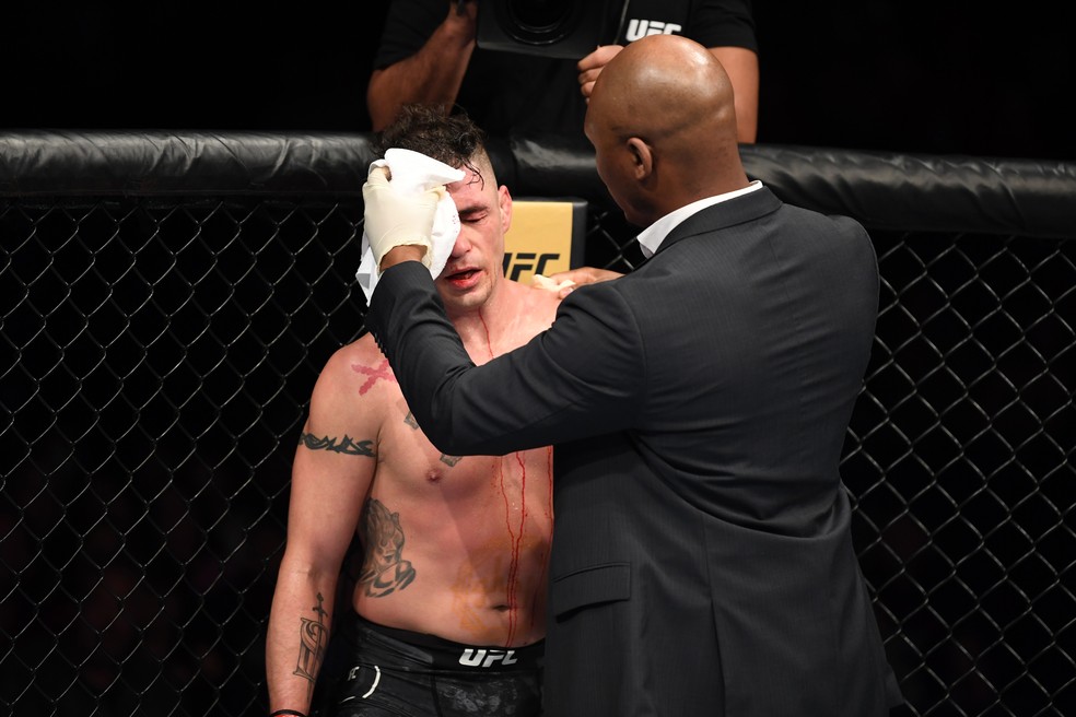 Diego Sanchez recebe atendimento após joelhada ilegal de Michel Pereira — Foto: Getty Images