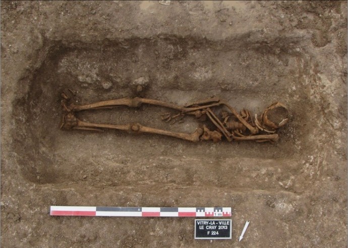 Túmulo reaberto na França para a movimentação de um esqueleto durante a Idade Média (Foto: Éveha-Études et valorisations archéologiques, by G. Grange.)