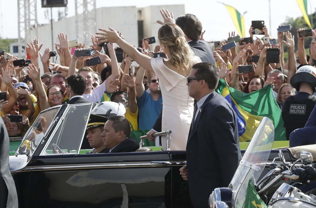 Bolsonaro e a primeira-dama, Michelle, em desfile na Esplanada dos Ministérios — Foto: Andre Penner/AP