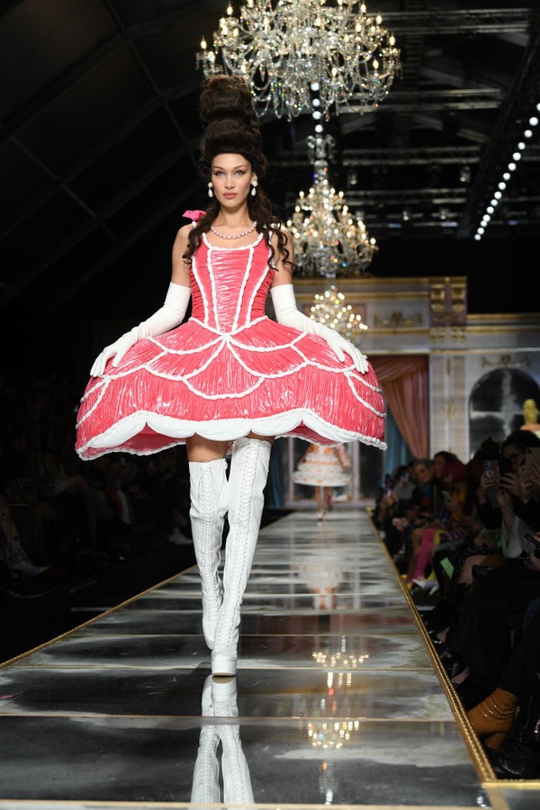 MILAN, ITALY - FEBRUARY 20: Bella Hadid walks the runway during the Moschino fashion show as part of Milan Fashion Week Fall/Winter 2020-2021 on February 20, 2020 in Milan, Italy. (Photo by Daniele Venturelli/Daniele Venturelli/Getty Images ) (Foto: Daniele Venturelli/Getty Images)