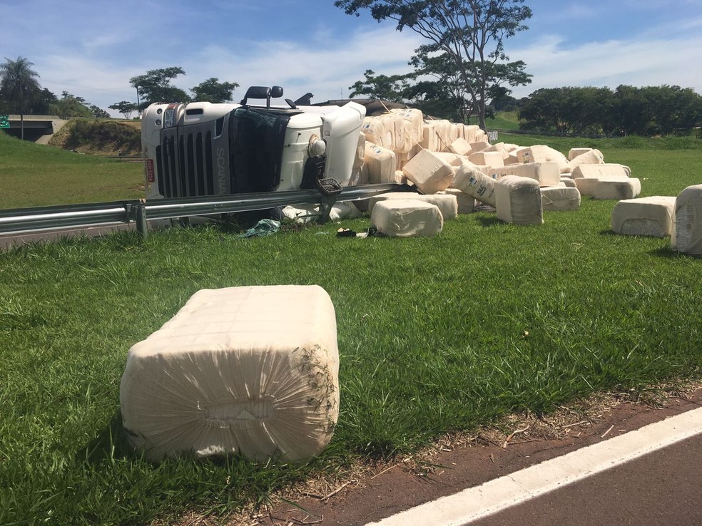 Carreta com algodão tombou em Álvares Machado (Foto: Valmir Custódio/G1)