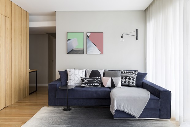 Madeira clara e décor de tons suaves desenham apartamento de 100 m² (Foto: Julia Ribeiro)