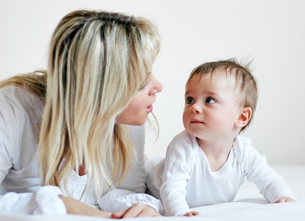 Mãe conversa com bebê (Foto: Thinkstock)