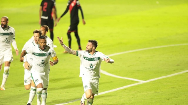 Daniel Bessa comemora gol que abriu o placar