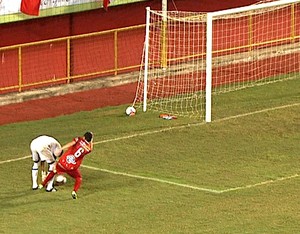 Goleiro faz lambança em final no AC, cede empate e vê rival levar taça (Foto: Reprodução/ Tv Acre)