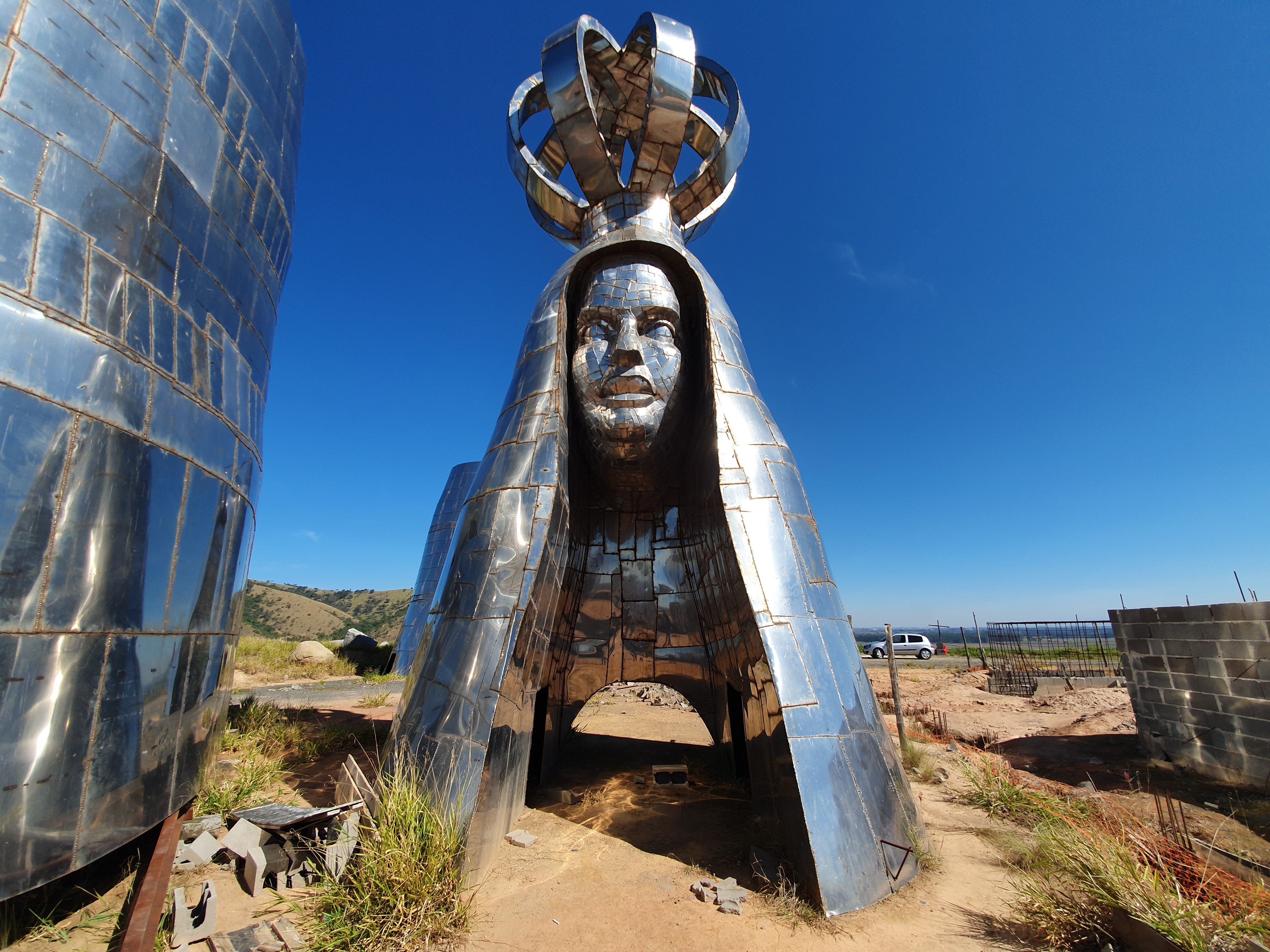 Após disputa judicial por santa gigante, Aparecida tenta parceria com empresas para instalação da estátua
